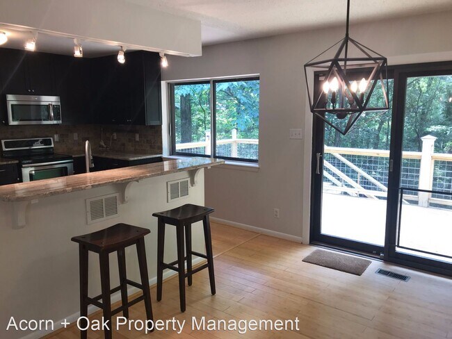 Building Photo - 4 br, 2.5 bath House - 501 W. Poplar