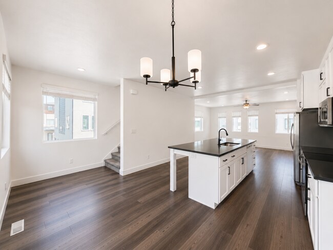 Foto del edificio - Views - Views - Views!! 4 Bedroom Modern Townhome