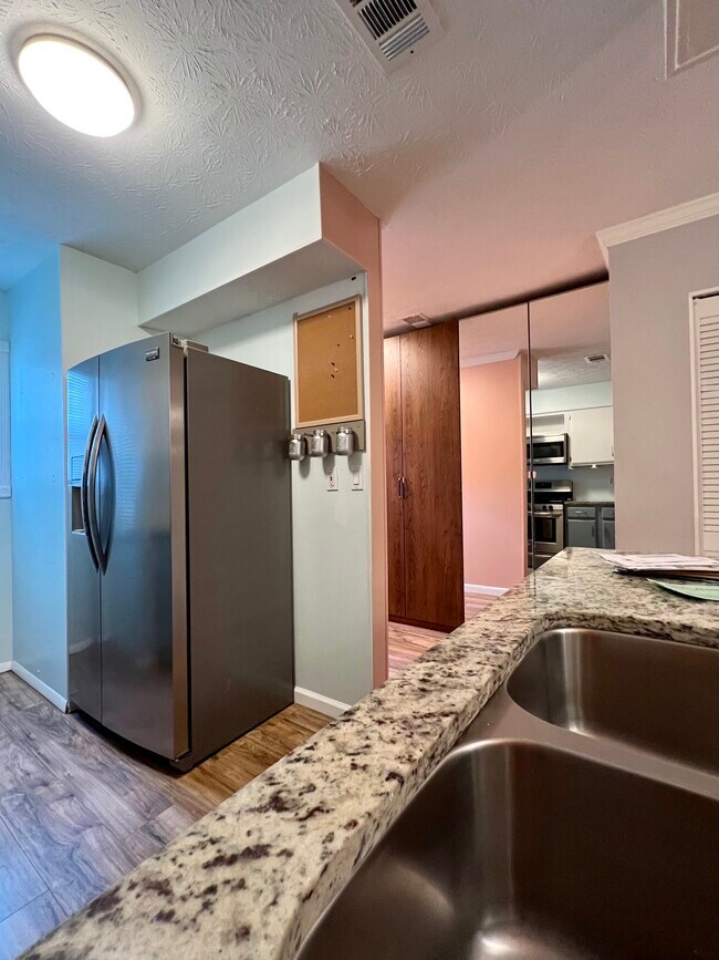 Foto del edificio - 6685 Langtry Ln