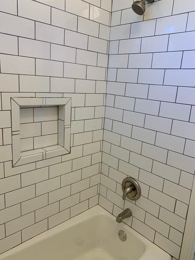 Shower/Tub - 10916 Landale St