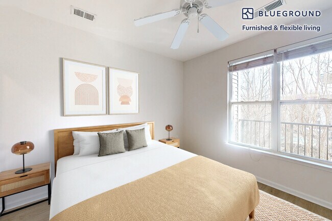 Foto del edificio - 10306 Strathmore Hall St