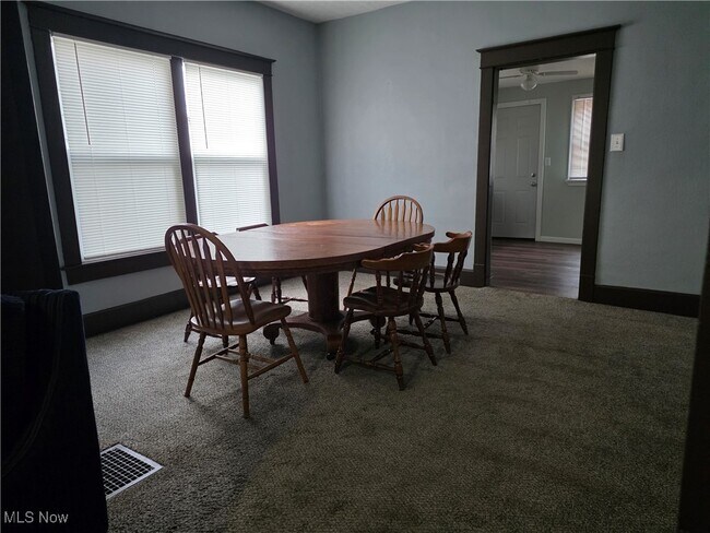 Foto del edificio - 823 Beatty Ave