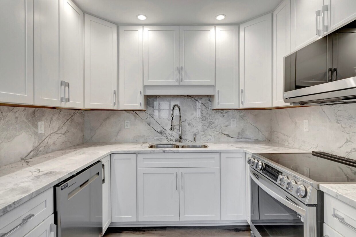 Kitchen - 756 Lynwood Ave