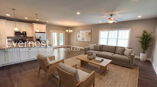 Building Photo - 3 Bed, 2 Bath Home with Garage / Pet-Friendly / Available Now!