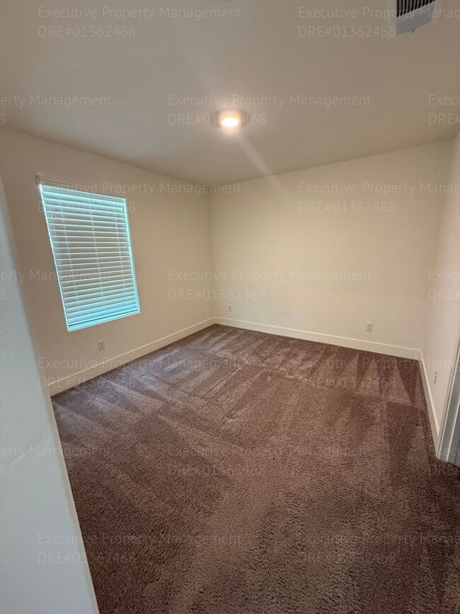 Building Photo - Spacious 4 bedroom/ 3 bathroom home