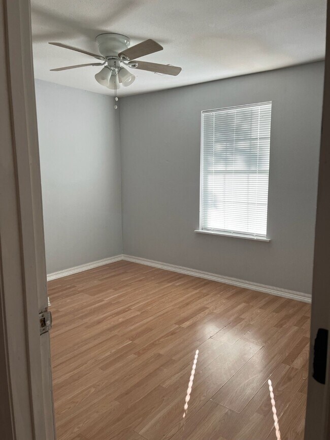 Foto del edificio - 8826 Crestview Dr