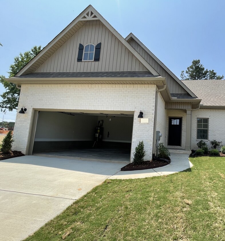 Foto principal - 102 John Deere Way