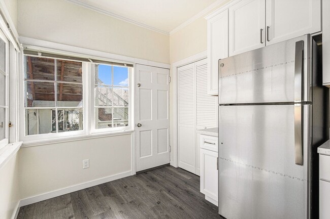 Building Photo - 2204 Buena Vista Ave