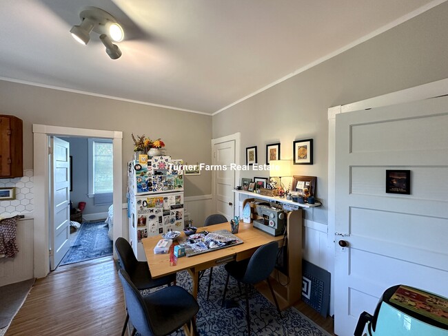 Building Photo - 8A Forest St