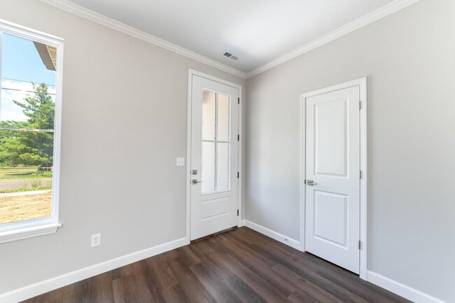 Building Photo - 212 Green Meadows Cir