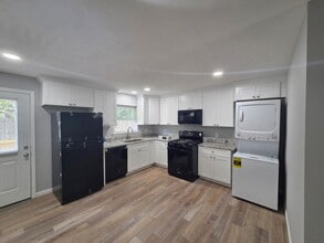 Building Photo - 640 Roosevelt Dr