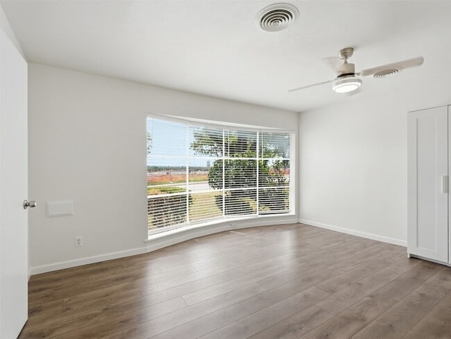 Building Photo - 2121 Canton Dr