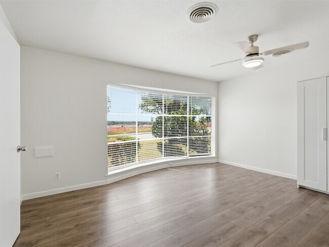 Foto del edificio - 2121 Canton Dr
