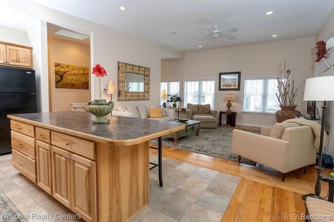 Building Photo - 143 E Main St