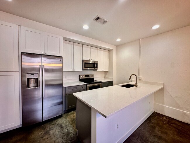 Foto del edificio - Spacious 1-Bed, 1.5-Bath with In-Unit Laundry + Off-Street Parking in the Heart of New Orleans
