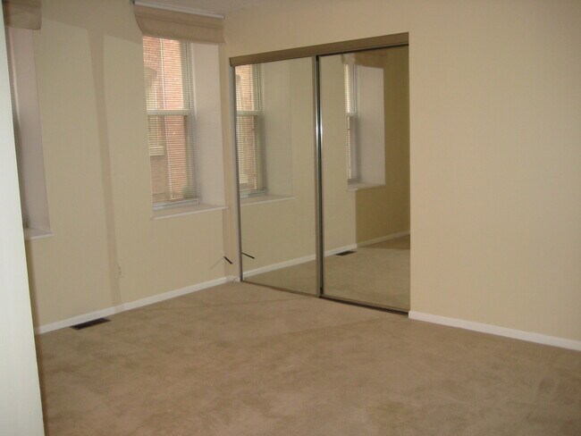 Master bedroom - 4319 Lindell Blvd