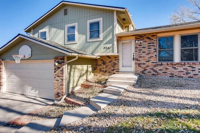 Building Photo - Gorgeous Updated Tri-Level!!!