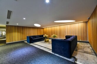 Building Photo - 4800 Maisonneuve Blvd W