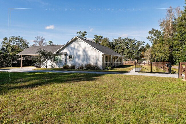 Foto del edificio - Stunning 3 Bed 2 Bath Brick Home with Huge Yard!