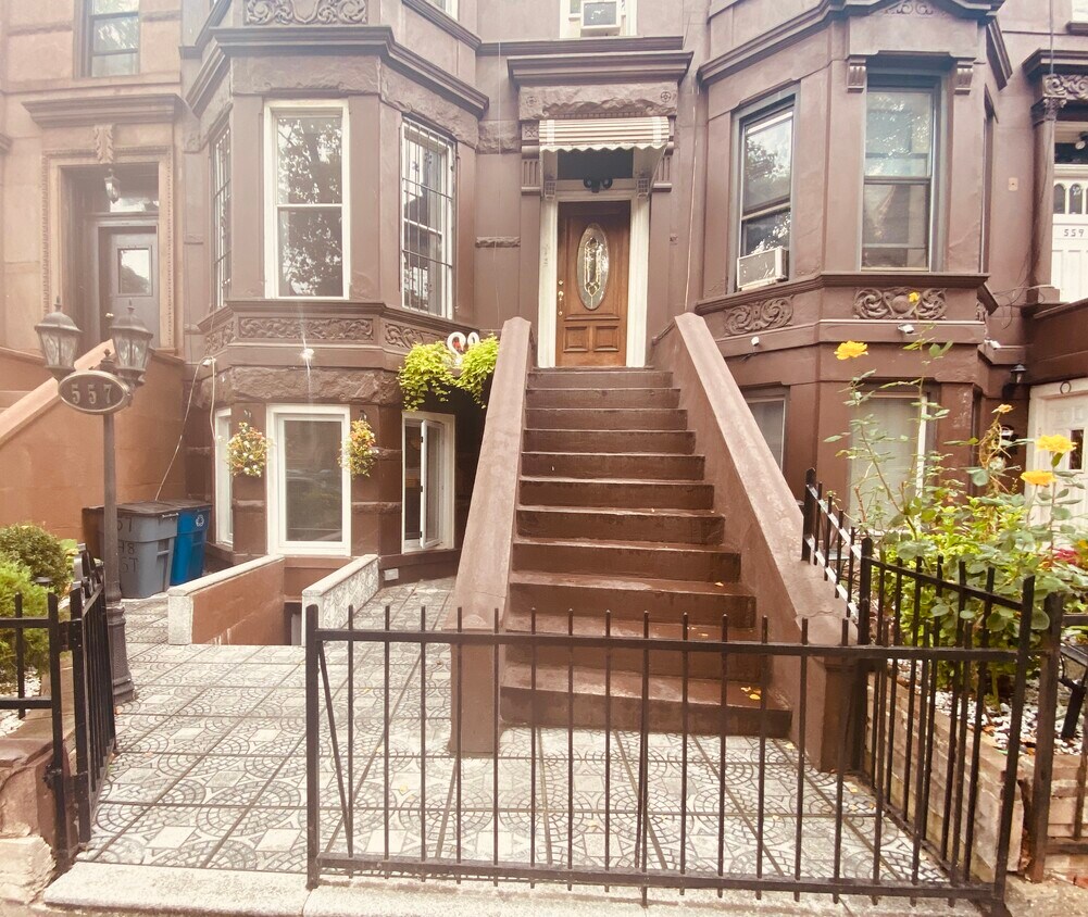 Primary Photo - 559 48th St