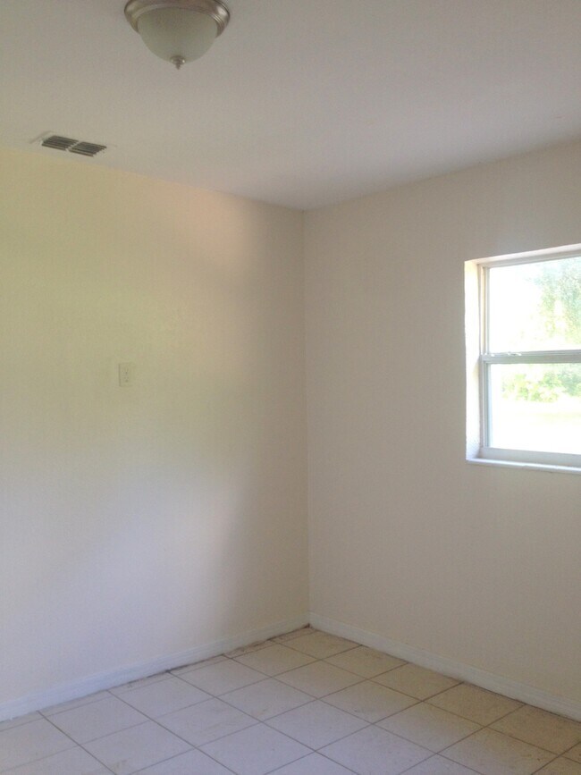 Foto del edificio - Quiet Dade City 3BR/1BA Block Home !