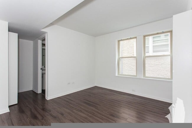 Building Photo - 920 W Carmen Ave