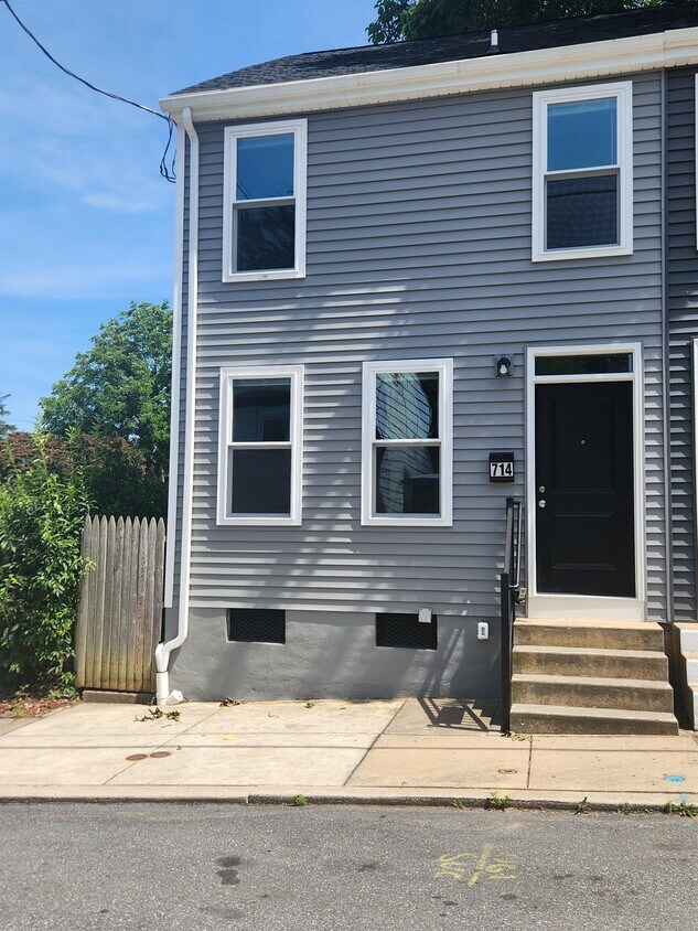 Foto principal - 714 St Joseph St