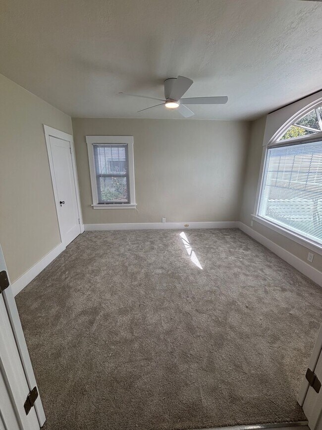 Foto del edificio - Newly updated 3 Bedroom 2 Bathroom Single ...