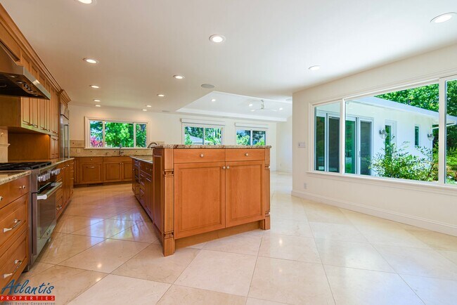 Foto del edificio - Stunning & Remodeled Home | Desirable Sara...