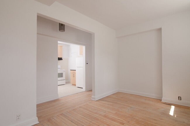 Building Photo - 4715 Chem. Queen Mary