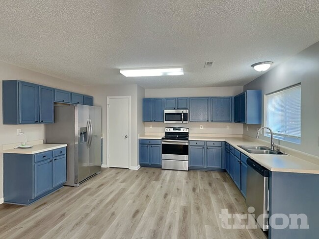 Building Photo - 10242 Hugue Way