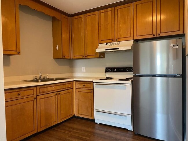 Building Photo - Remodeled 1 Bedroom Apartment!!! Walk to t...