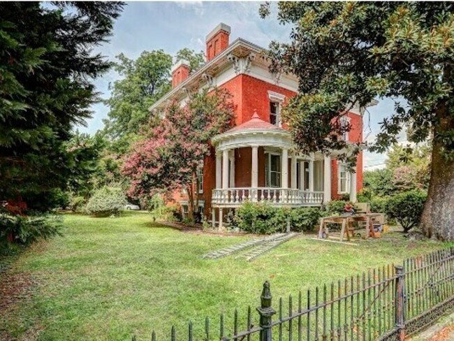 Foto del edificio - 4 Bedroom Single Family Home in Petersburg