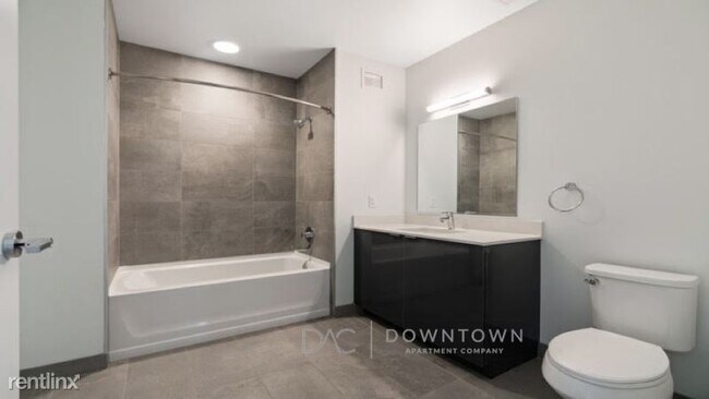 Building Photo - 3 br, 2 bath Condo - 330 W Illinois St,