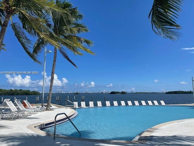 Foto del edificio - 650 NE 64th St