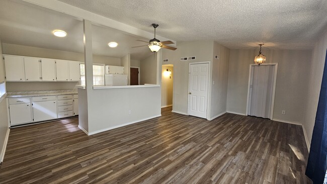 Building Photo - 1006 S Plains Park Dr