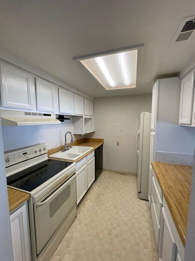 Foto del edificio - Spacious 3BD/ 2BA Apartment! Westminster, ...
