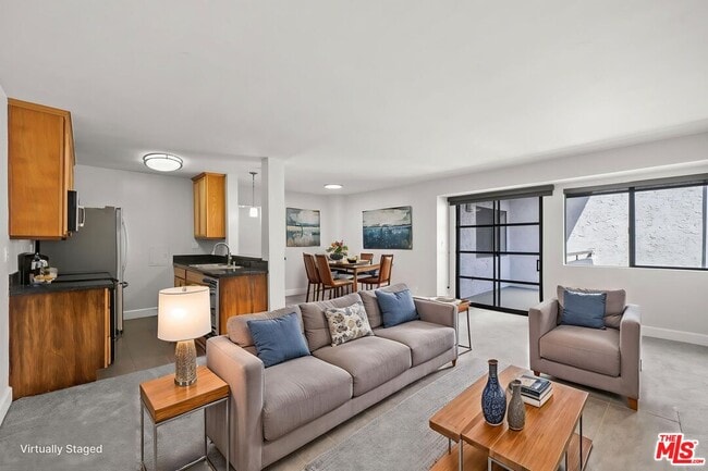 Building Photo - 10982 Roebling Ave