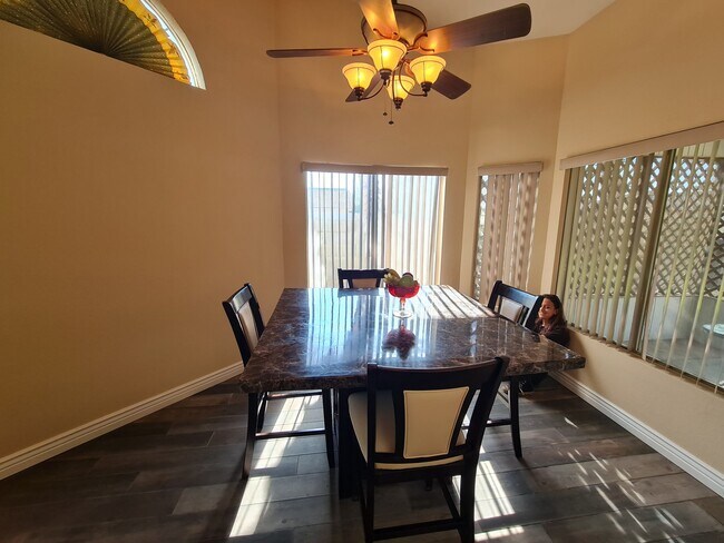 Foto del edificio - 7944 W Charter Oak Rd