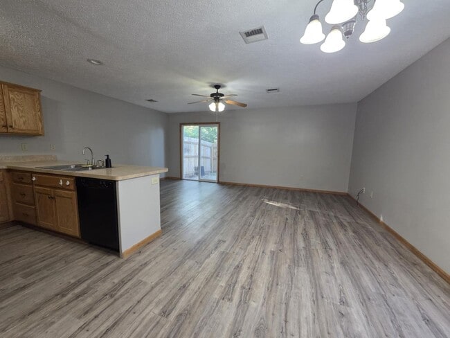 Foto del edificio - Spacious Town House for Rent