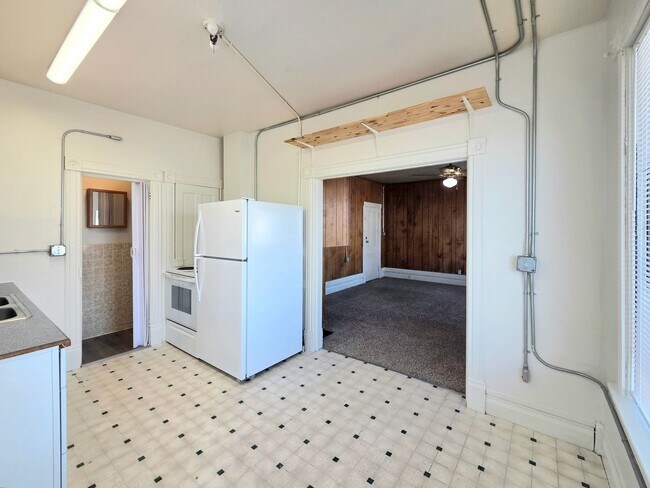 Building Photo - 124 N Buchanan Ave