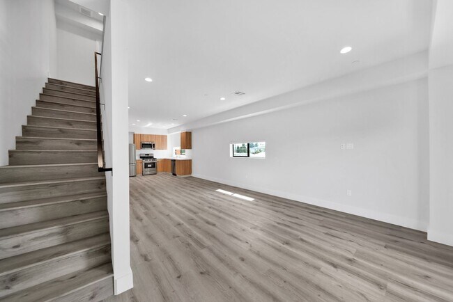 Building Photo - 408 N Kenmore Ave
