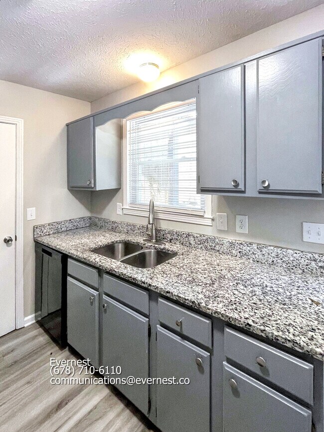 Foto del edificio - 483 Ellenwood Dr