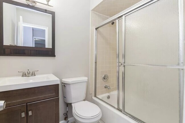 Baño de la planta superior - 1353 E 91st St