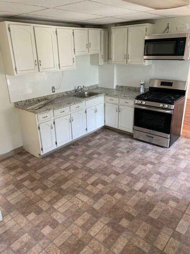 Building Photo - 31-33 Wakefield Ct LLC