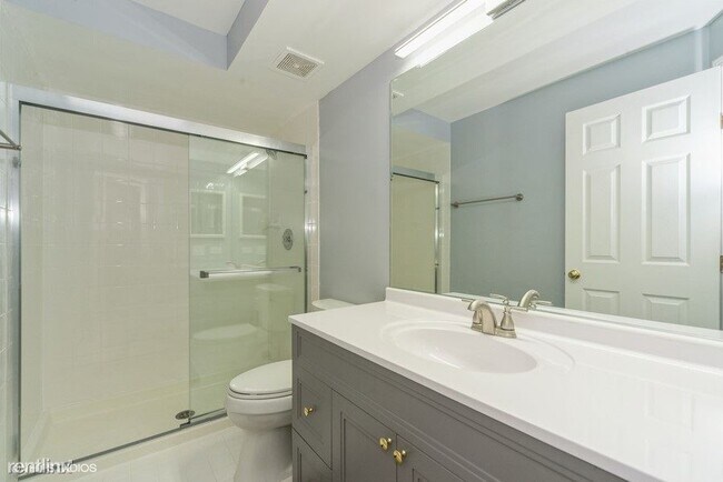 Foto del edificio - 2 br, 2 bath Condo - 6560 W Belmont Ave