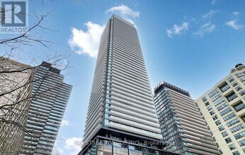 Building Photo - 501 Yonge St