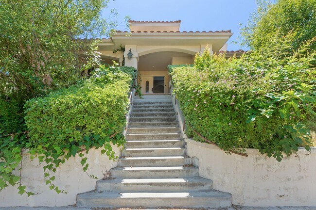 Foto del edificio - Elegant 5-Bedroom Estate with Pool in Prime Woodland Hills