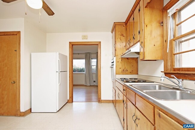 Building Photo - 706 Grove Ave