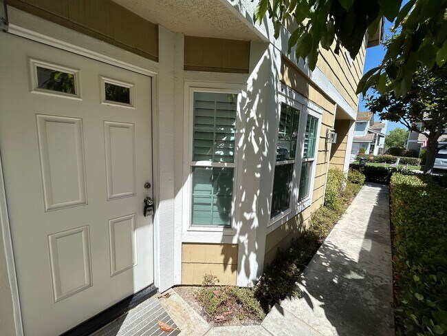 Building Photo - Beautiful 3 Bedroom 3 Bath Townhome with Loft in Orange!